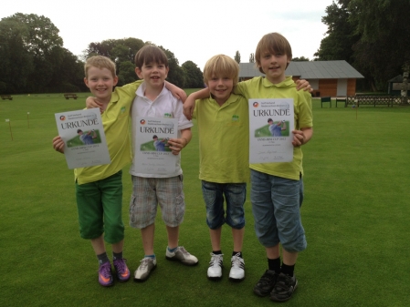 Die Golffreunde Elias Evian Könen, Robin Finley Schreiber, Felix Suchert und Jonas Langhorst