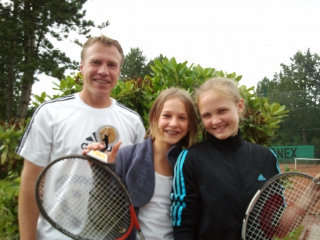 Trainer Mark Gröber mit Sophie Schlüter und Mira drevs