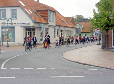 Vom 20. bis 22. Juli wollen 41 Radler/innen und neun Begleitpersonen wieder kräftig für die 37. Bad Zwischenahner Woche werben. Die Tour führt nach Wiefelstede, in die Wesermarsch, nach Bremerhaven, auf die Insel Helgoland und nach Rastede.