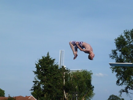 Akrobatische Sprünge im Freibad (Bild: Klaus Dumrath)