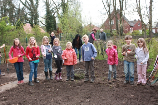 Aussaat im April auf dem Aktionstag der Grundschule