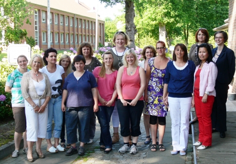 Die neuen ammerländer Tagesmütter kurz vor der Abschlussprüfung mit der Kursleiterin Kerstin Spradau-Kahnt und Kerstin Borm vom Jugendamt (zweite Reihe von rechts)