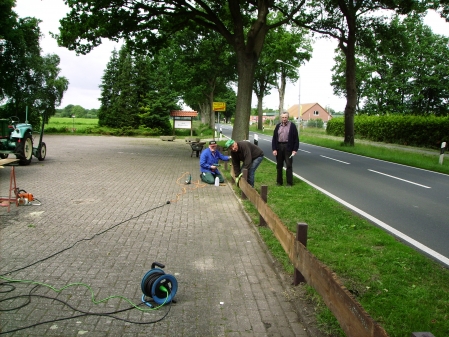 Friedhofsverein baute neuen Zaun um den Parkplatz beim Friedhof in Godensholt