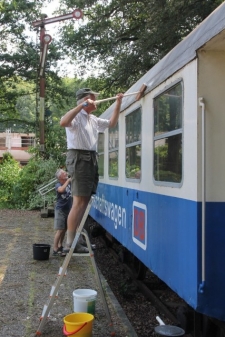 Der Gesellschaftswaggon auf dem Gelände der Altenwohnanlage wird für NAJU-Kinder- und Jugendgruppen hergerichtet