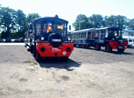 Die Hummelbahnen Emma und Molly laden am Sonntag, 19. August, zum Mitfahren im Festumzug der Bad Zwischenahner Woche ein.