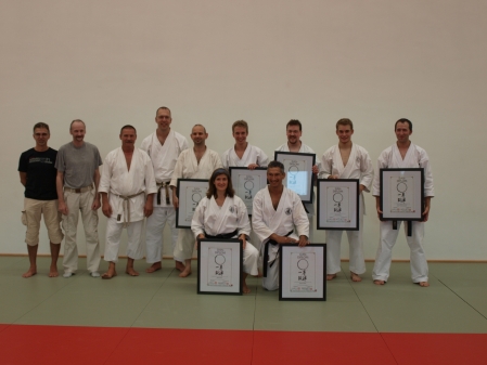 Gruppenbild mit Trainer, Prüfer und den Prüflingen