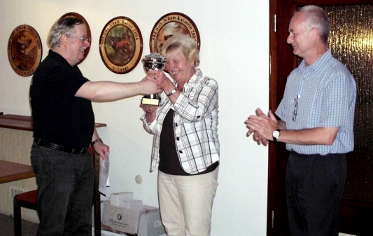 Karin Tönjes erhält den Pokal, Rob Emmerson (rechts)  gratuliert.