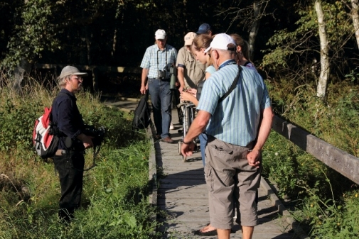 Auf dem Weg zur Beobachtungsstation werden botanische Besonderheiten des salzhaltigen Untergrundes erläutert