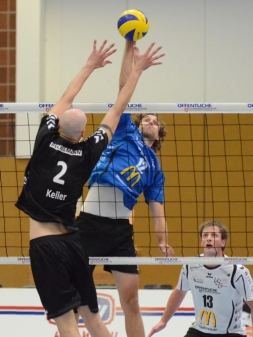 Neuzugang Jonathan Stemman (hier im Angriff gegen Bottrops Marcel Keller Gil, rechts daneben Lars Achtermann) zeigte eine starke Leistung (Bild: Manfred Hollmann). 