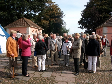 Teilnehmer vor dem Schloss in Jever