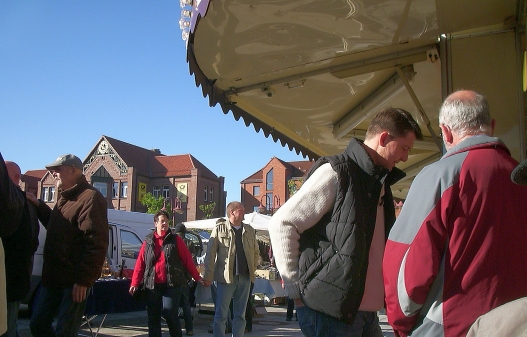 Marktplatz im Sonnenschein vor der Bühne