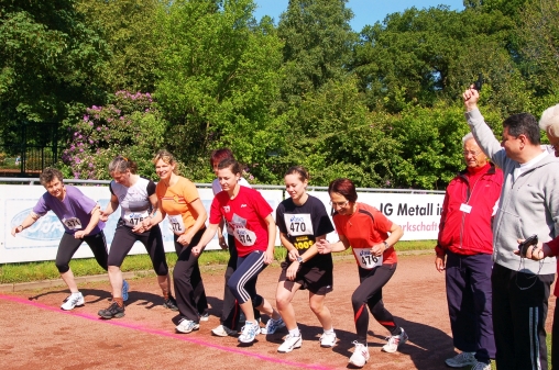 Zum Auftakt der Sportabzeichen-Saison gibt Landrat Jörg Bensberg den Startschuss zum 2000-Meter-Lauf der Frauen.