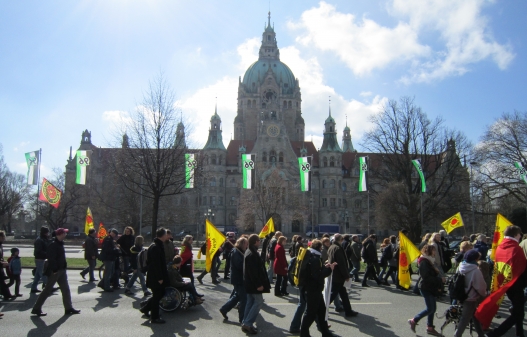 strahlender Sonnenschein über dem Rathaus Hannover - Demo - keine Teilnehmer zu erkennen