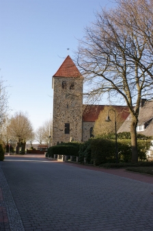 Kirche von Andervenne (natürlich direkt neben der Gaststätte)