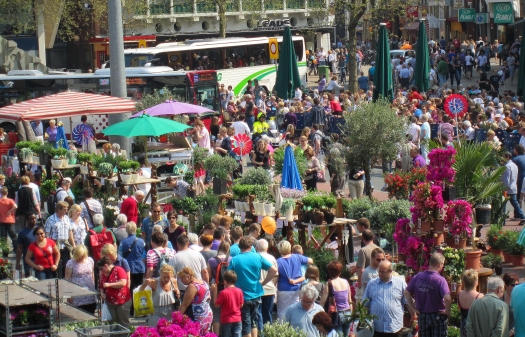 viel Farbe - nicht nur Blumen, sondern die sommerlich gekleideten Besucher