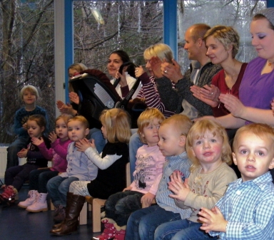 Die Krippenkinder mit ihren Eltern bei der Einweihung