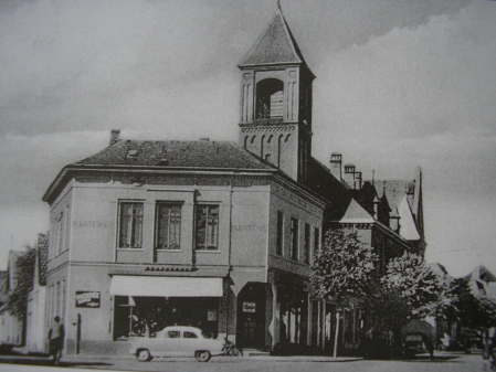 Neue Strasse mit den alten Postturm