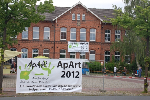 Schule mit Einladungs-Banner