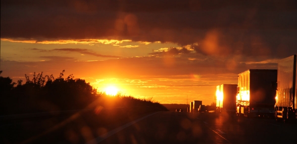 Sonnenuntergang auf der A1