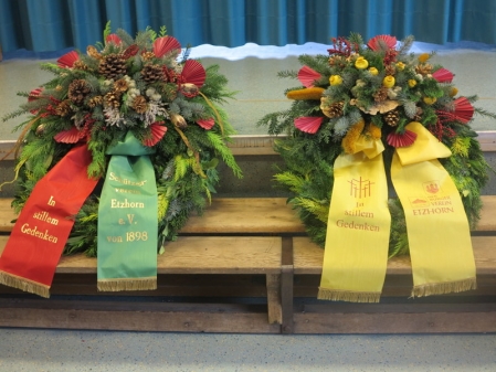 2 Kränze für unsere Lieben vom Bürgerverein Etzhorn und dem Schützenverein Etzhorn