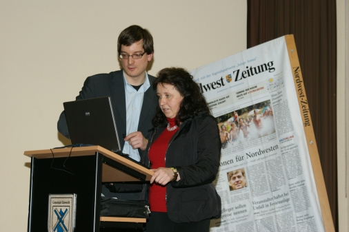 Christian Schwarz begleitet Bürgermeisterin Petra Lausch bei der Anmeldung.