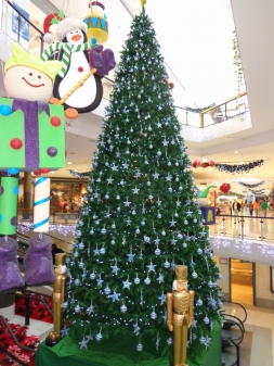 Riesiger Tannenbaum im Einkaufszentrum