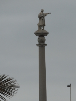 Christoph-Columbus-Denkmal, Richtung Amerika ausgerichtet
