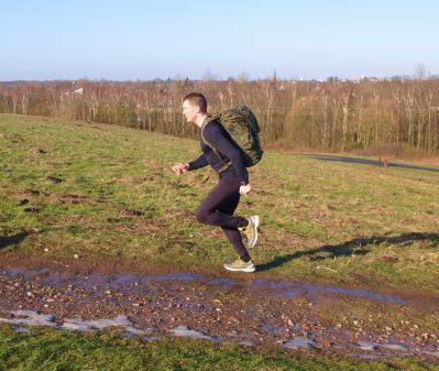 7km Rucksacklauf mit 15kg für die Männer und 10kg für die Frauen