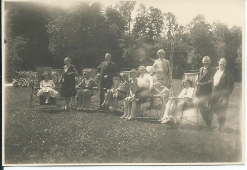 Gruppenbild mit Liegestühlen, eventuell im Park beim Alten Kurhaus, 20. Juli 1931.