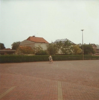 Die Brandruine des ehemaligen Apollo-Kinos vom Neuen Markt (mit alter Pflasterung, jetzt Albert-Post-Platz) aus gesehen, re. Brakenhoffschule