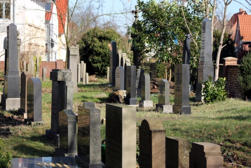 Eine Reihe Grabsteine