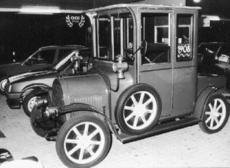 Aus dem Jahre 1908 stammt dieses Auto, das in einer Autohalle in Westerstede aufgenommen wurde, ca. 1980 wurde das Foto gemacht