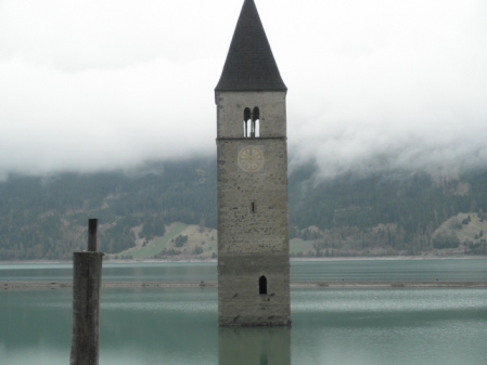 Kirchturm ragt aus dem Stausee des Reschensee's