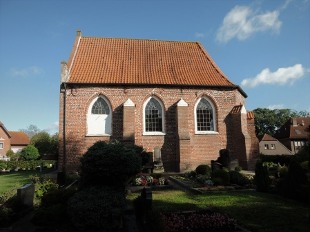 Auf einer Wurt steht sie, die Kapelle, die im 15.Jahrhundert erbaut ist